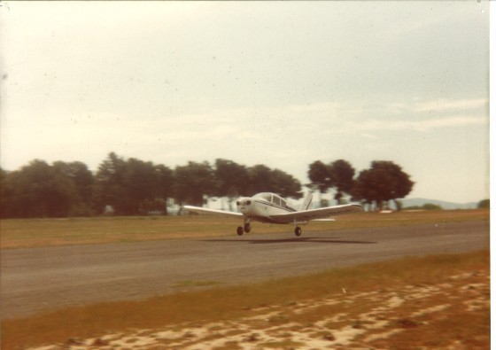 1981 PA28-140 EC-BOF -- Aeródromo Valpinos-Sanchidrián-ÁVILA- España